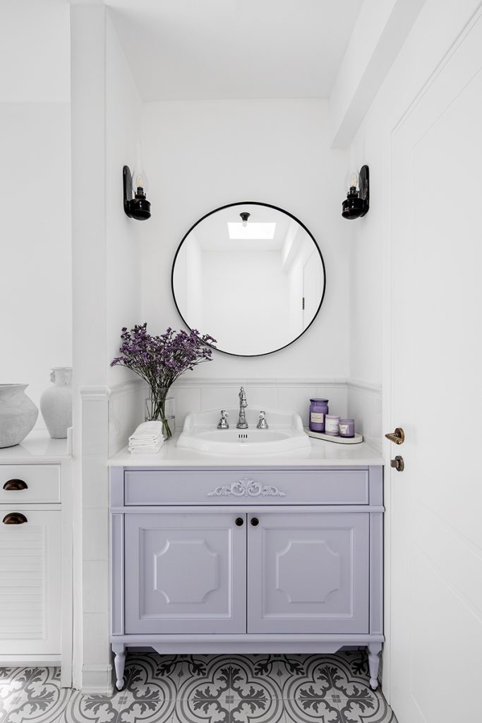 Levanduľová kúpeľňová skrinka so zrkadlom - Dom Sen v bielom