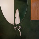 Umývadlo so zrkadlom a batériou v kúpelni - Rodinné bývanie z bývalého umeleckého štúdia v Londýne