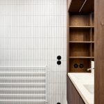 Kúpelňa s dreveným nábytkom na mieru a betónovým umývadlom - Víkendový apartmán v Jizerských horách