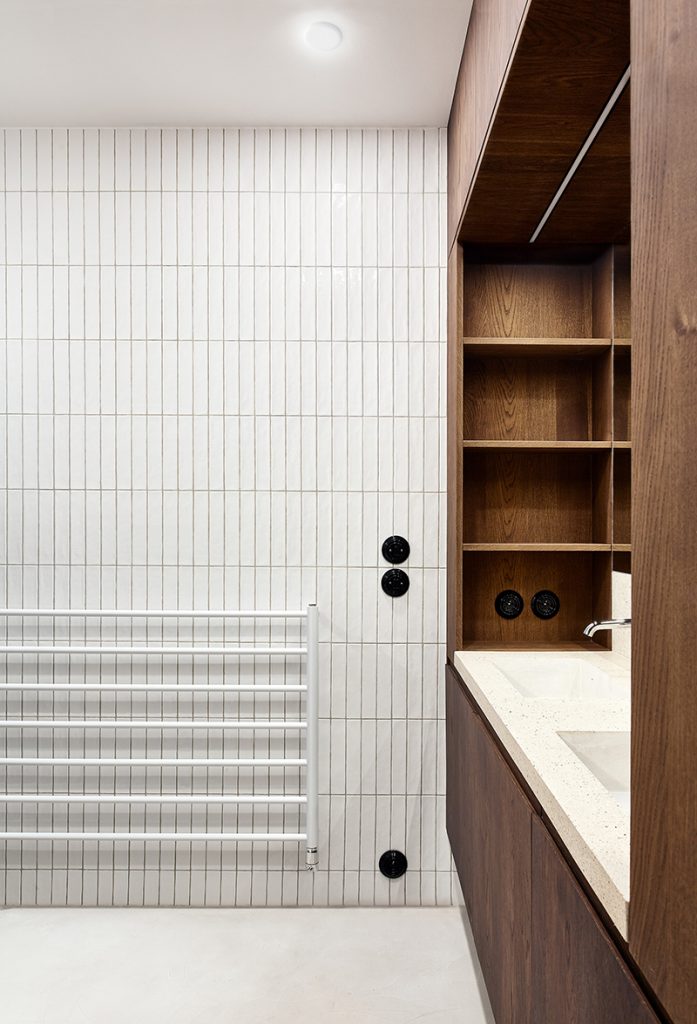 Kúpelňa s dreveným nábytkom na mieru a betónovým umývadlom - Víkendový apartmán v Jizerských horách