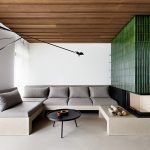 Obývačka so sedením v tvare U a krbom so zeleným keramickým obkladom - Víkendový apartmán v Jizerských horách
