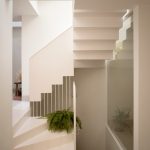Biele schodisko - Rodinné bývanie z bývalého umeleckého štúdia v Londýne