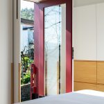 Balkónové dvere s červenými okenicami - JS House v Portugalsku