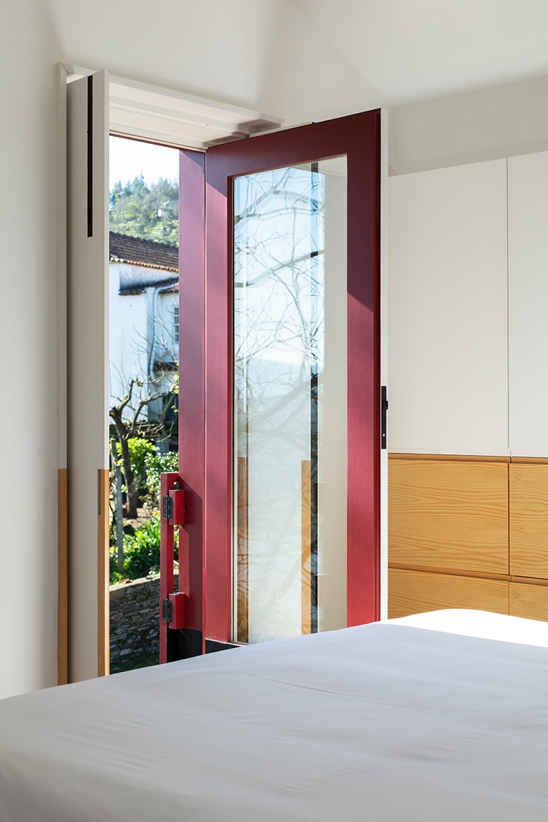 Balkónové dvere s červenými okenicami - JS House v Portugalsku