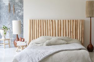 Zdá sa vám vaša spálňa fádna? Vyrobte si originálne posteľné čelo, ktoré dokáže miestnosť nečakane oživiť