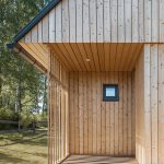 Drevená fasáda a vchod - Rekreačná chata na Lipne