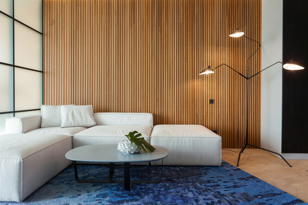 Moderná obývacia izba so stenou z drevených lamiel