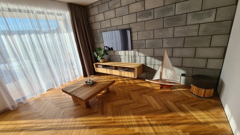 Chcete mať doma aj po rokoch elegantnú a nadčasovú drevenú podlahu? Vzor Chevron alebo Herringbone vám to zaistí