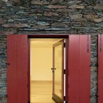 Dvere s červenými okenicami - JS House v Portugalsku
