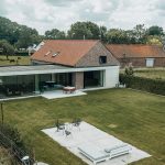 Exteriér domu so záhradou z vtáčej perspektívy - Vidiecky dom Rural Living Home v Belgicku