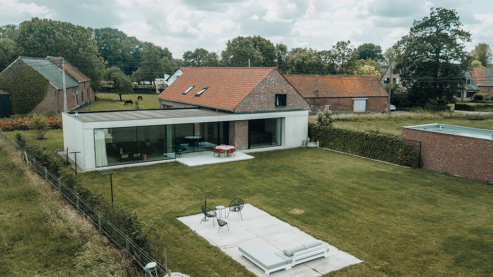 Exteriér domu so záhradou z vtáčej perspektívy - Vidiecky dom Rural Living Home v Belgicku