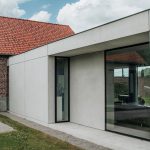 Exteriér domu s krídlami v tvare L - Vidiecky dom Rural Living Home v Belgicku