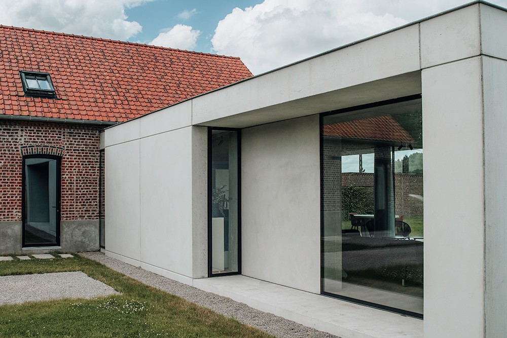 Exteriér domu s krídlami v tvare L - Vidiecky dom Rural Living Home v Belgicku
