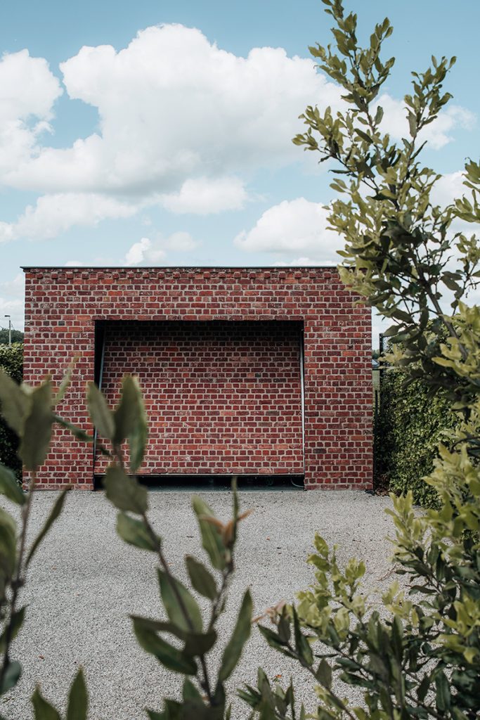 Garáž s tehlovou fasádou - Vidiecky dom Rural Living Home v Belgicku