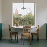 Kuchyňa s raňajkovým stolom pri okne - Dom s klobúkom v Belgicku