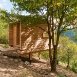 Exteriér drevenej chaty na pilieroch - Drevená pustovňa Hermitage Cabin v Taliansku