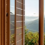 Detail drevených dverí - Drevená pustovňa Hermitage Cabin v Taliansku