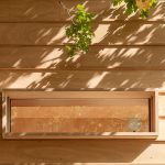 Detail drevenej fasády s okienkom - Drevená pustovňa Hermitage Cabin v Taliansku