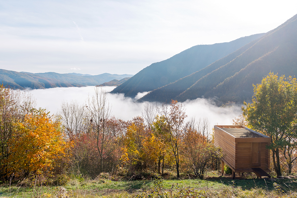 Exteriér s pohľadom na okolie drevostavby - Drevená pustovňa Hermitage Cabin v Taliansku