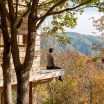 Exteriér s vyvýšenou terasou a pohľadom na okolitú prírodu - Drevená pustovňa Hermitage Cabin v Taliansku