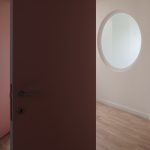 Pudrovo ružové dvere v hale na poschodí - Dom s klobúkom v Belgicku