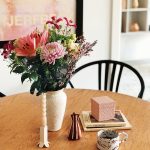 Kvety na stole a dekorácie v škandinávskom štýle - Škandinávsky trojizbový byt