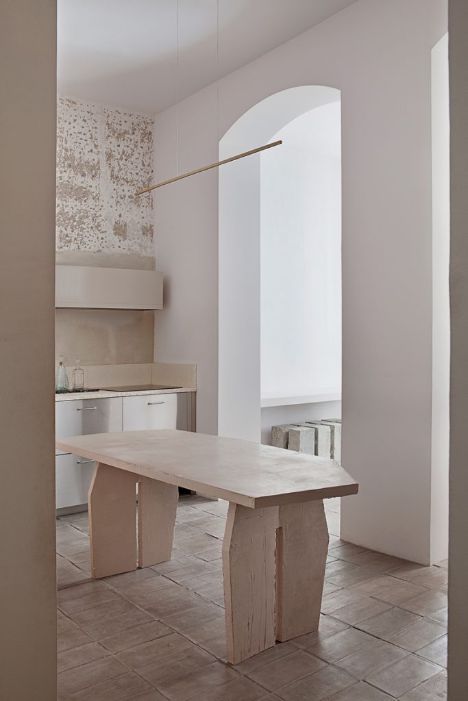 Stôl s nepravidelnou doskou v kuchyni - Casa Olivar v Madride