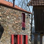 Vstupné dvere s červenými okenicami - JS House v Portugalsku