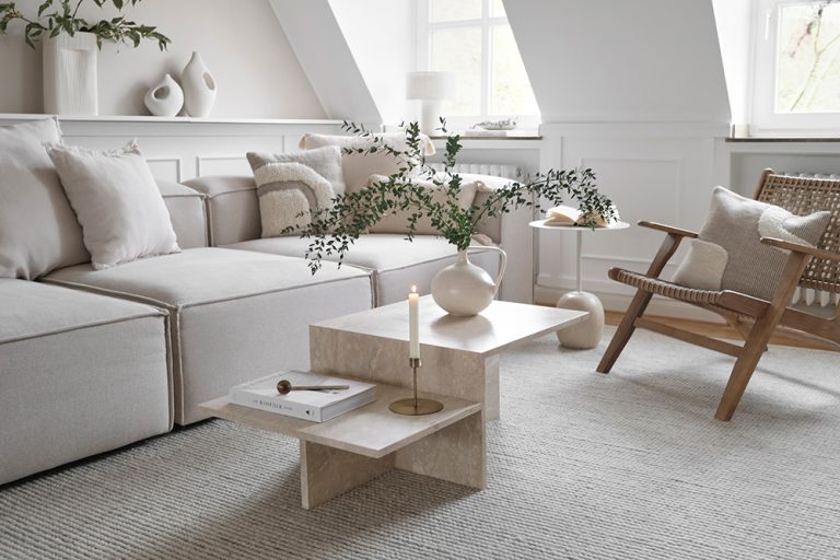 Je naozaj možné vytvoriť útulné bývanie s minimom nábytku a dekorácií? Tento svetlý byt vás o tom presvedčí!