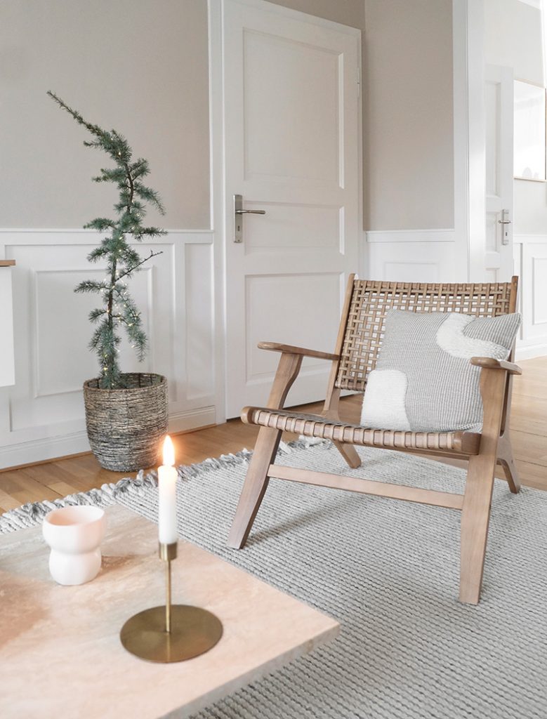 Kreslo s viedenským výpletom v obývačke - Svetlý byt s minimalistickým interiérom influencerky Laury Wolter