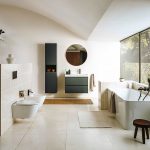 Veľkoformátové obklady v modernej a praktickej kúpeľni