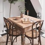 Jedálenský stôl so stoličkami - Svetlý byt s minimalistickým interiérom influencerky Laury Wolter