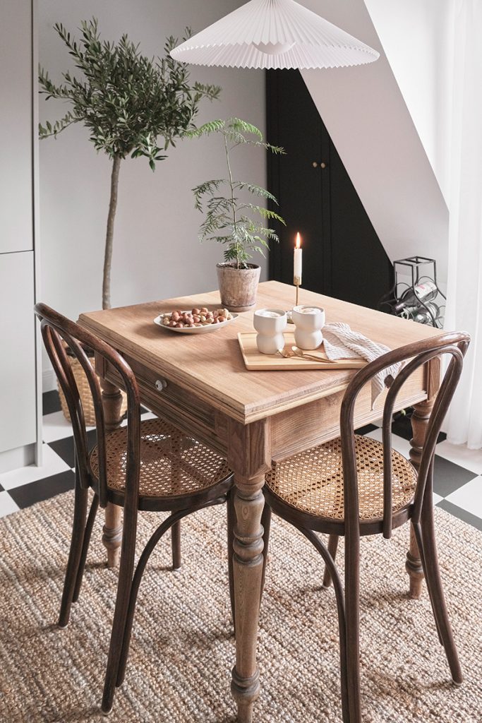 Jedálenský stôl so stoličkami - Svetlý byt s minimalistickým interiérom influencerky Laury Wolter
