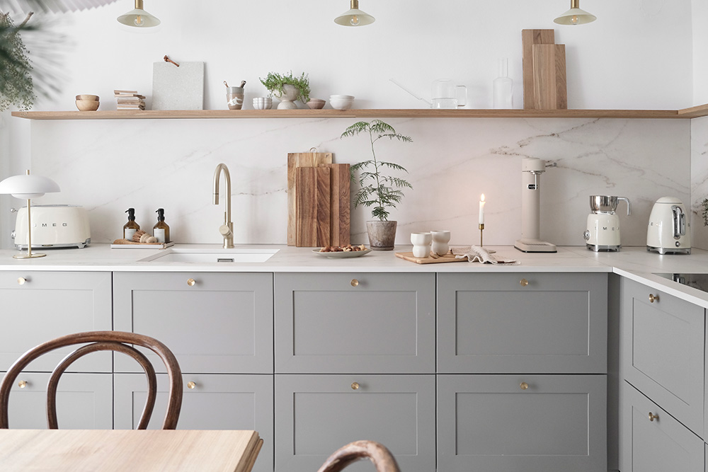 Kuchyňa - Svetlý byt s minimalistickým interiérom influencerky Laury Wolter