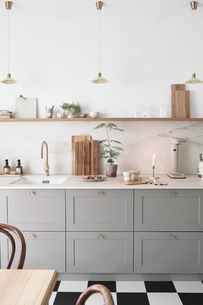 Kuchyňa - Svetlý byt s minimalistickým interiérom influencerky Laury Wolter