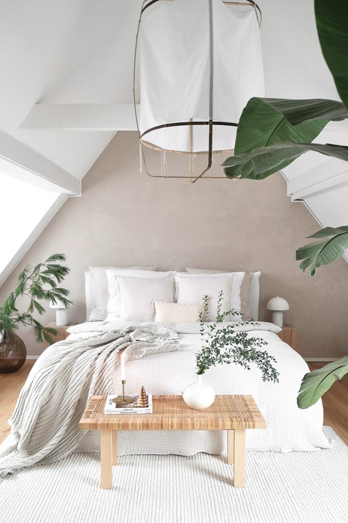 Spálňa - Svetlý byt s minimalistickým interiérom influencerky Laury Wolter