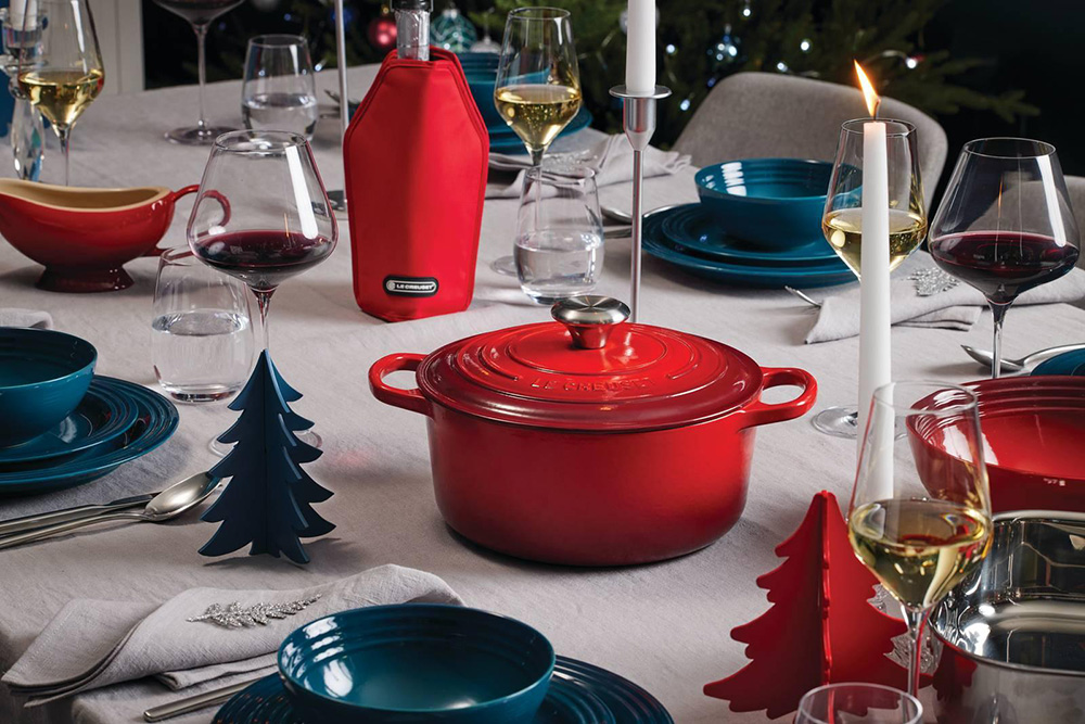 Vianočný stôl v červených a tyrkysových farbách