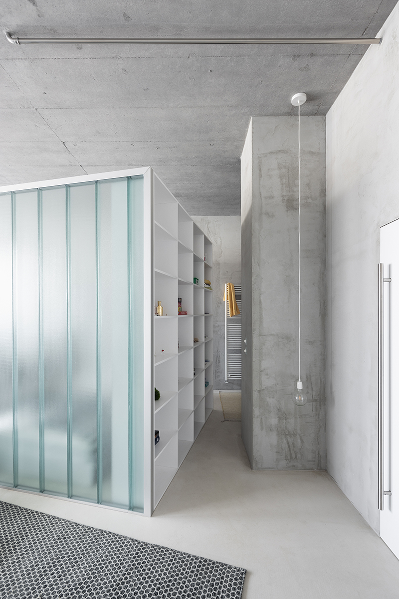 Architekti riešili celý loftový priestor v prírodných farbách a v industriálnych materiáloch. 