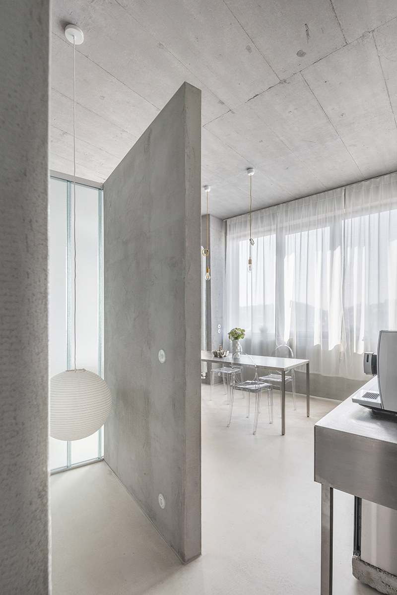 Odľahčenú a zároveň prirodzenú atmosféru dosiahli architekti aj riešením osvetlenia.