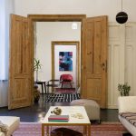 Drevené dvojkrídlové dvere v interiéri