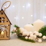 Vianočná dekorácia v tvare dreveného domčeka