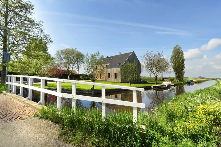 Exteriér okolie - Drevený dom s fasádou z recyklovaného dreva v Holandsku