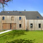 Exteriér s vchodom - Drevený dom s fasádou z recyklovaného dreva v Holandsku
