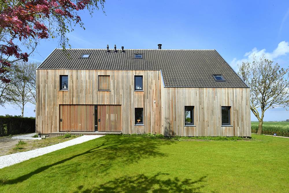 Exteriér s vchodom - Drevený dom s fasádou z recyklovaného dreva v Holandsku