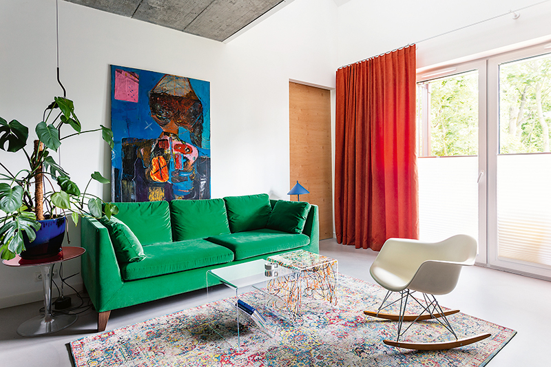 Farebná obývačka so zelenou sedačkou
