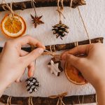Jednoduchá vianočná dekorácia so šiškami, sušenými pomarančmi a pečenými ozdobami