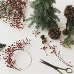 Výroba minimalistického vianočného venca z prírodných materiálov