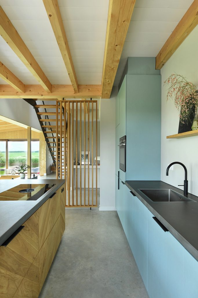 Kuchyňa - Drevený dom s fasádou z recyklovaného dreva v Holandsku