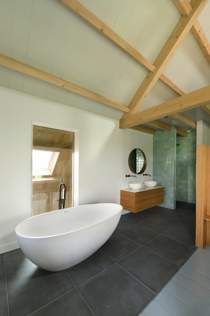 Kúpeľňa - Drevený dom s fasádou z recyklovaného dreva v Holandsku