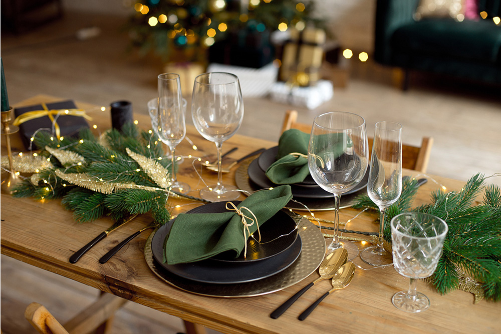 Prestieranie vianočného stola s ľanovými obrúskami v prírodnom štýle